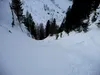 Abfahrt über sehr steile Schneise