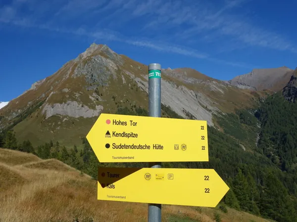 Aufstieg Richtung Hohes Tor hinten die Säulspitze
