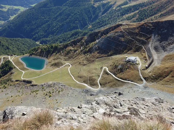 Tiefblick vom Gipfel Blauspitze Richtung Panoramarestaurant Blauspitze