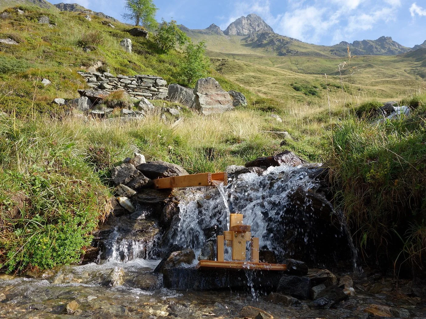 über Steig Richtung Aleit im Hintergrund das Tourenziel Bockstein