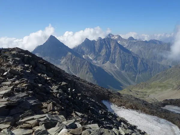 Blick vom Gipfel Böses Weibl Richtung SSW hinten rechts der Hochschober links der Glödis