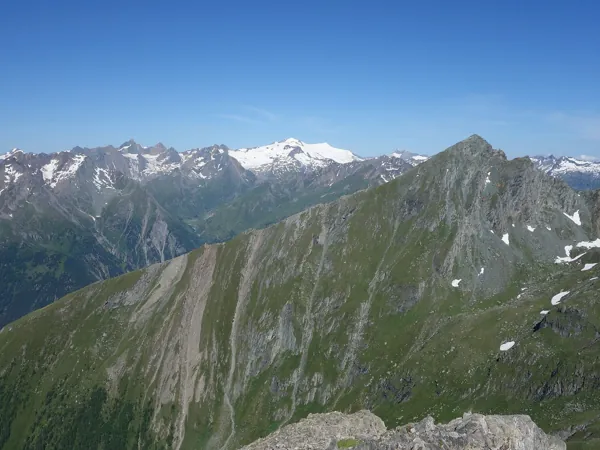 Blick vom Gipfel Bretterwandspitze Richtung NW rechts der Nussingkogel hinten Bildmitte der Großevenediger