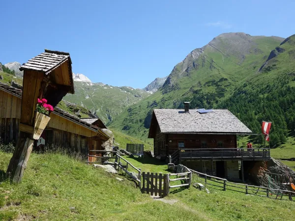 Ankunft bei der Äußeren Steiner Alm hinten rechts die Bretterwandspitze