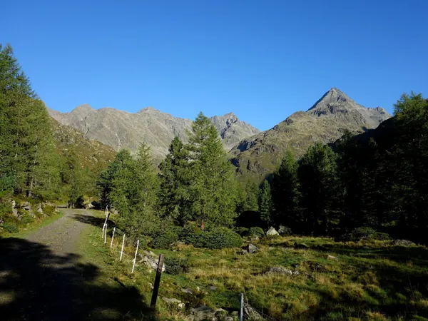 Richtung Lienzer Hütte rechts Glödis Mitte links das Tourenziel Debantgrat