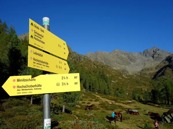 von Lienzer Hütte Aufstieg zum Debantgrat hinten in der Mitte