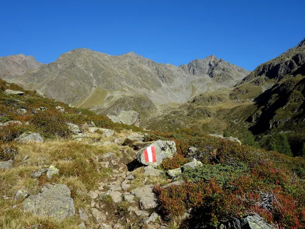 von Lienzer Hütte Aufstieg zum Debantgrat hinten in der Mitte