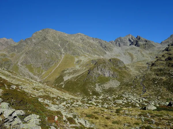 von Lienzer Hütte Aufstieg zum Debantgrat hinten in der Mitte