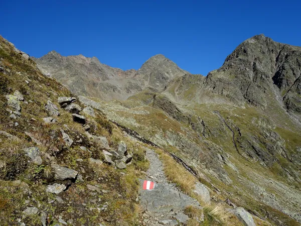 von Lienzer Hütte Aufstieg zum Debantgrat hinten in der Mitte