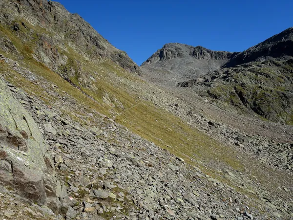 von Lienzer Hütte Aufstieg zum Debantgrat hinten in der Mitte