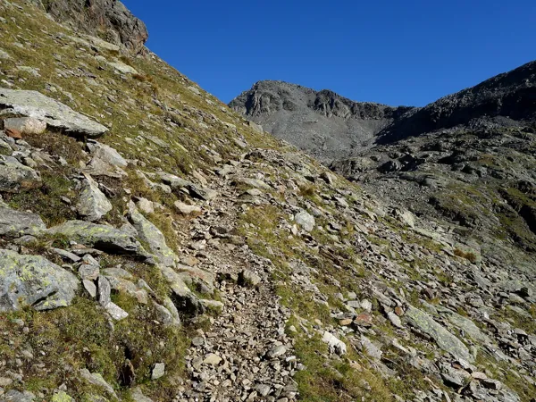 von Lienzer Hütte Aufstieg zum Debantgrat hinten in der Mitte