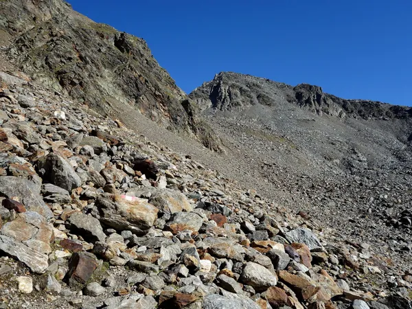 von Lienzer Hütte Aufstieg zum Debantgrat hinten in der Mitte