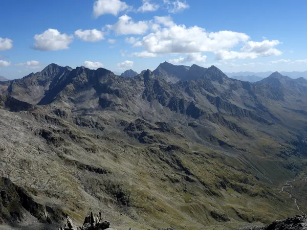 Gipfel Debangrat Blick Richtung Osten hinten Mitte das Petzeck