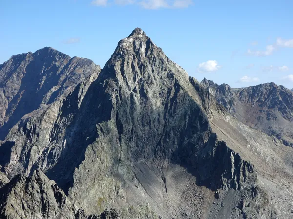 Gipfel Debangrat Blick Richtung NO Bildmitte der Glödis Zoom