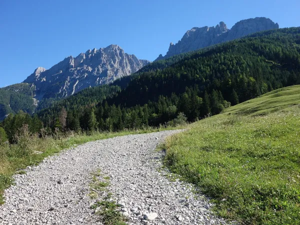 Aufstieg zur Dolomitenhütte rechts Laserzwand mit Roter Turm links Keilspitze