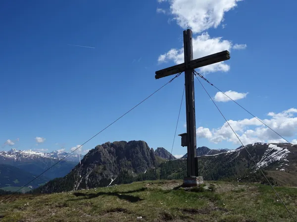Gipfel Dorfberg mit dem Spitzenstein im Hintergrund
