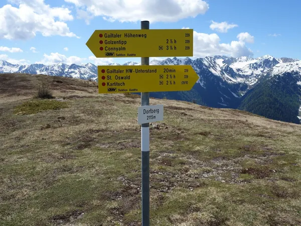 Wegweiser am Gipfel Dorfberg