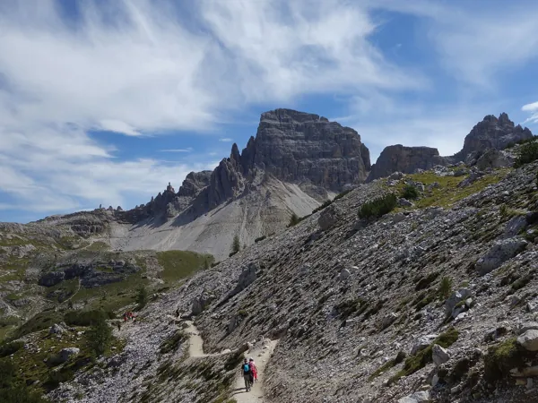 von der Langalmhütte Marsch Richtung Drei Zinnen Hütte hinten der Paternkofel