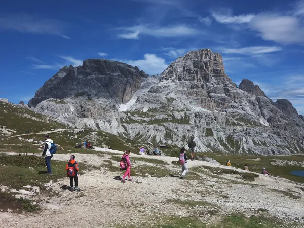 bei der Drei Zinnen Hütte Blick Richtung Schusterplatte und Innichriedelknoten