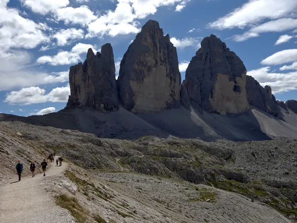 von der Drei Zinnen Hütte Marsch zum Paternsattel Blick zu den Drei Zinnen