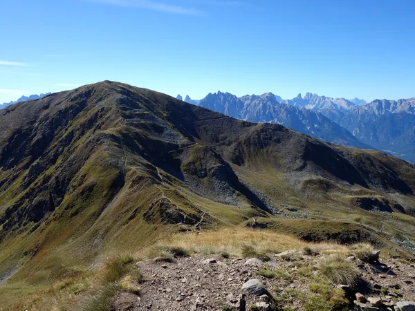 Gipfel Gaishörndl Blick Richtung Süden vorne links das Toblacher Pfannhorn hinten Mitte Haunold hinten Mitte rechts Cristallo