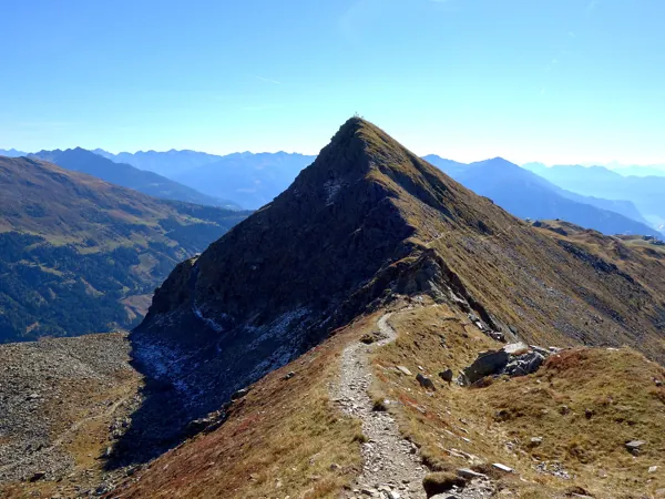 vom Goiselemandl Aufstieg zum östlichen Sattelkopf über die Neualpschneid Blick zurück auf das Goiselemandl