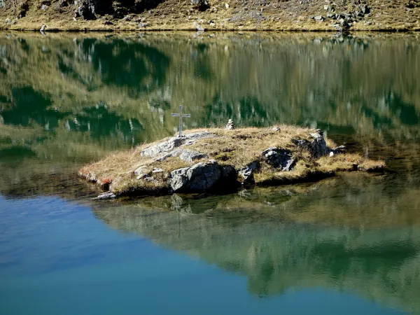 Abstieg Richtung Ausgangsort Zoom auf kleine Insel im Neualplsee