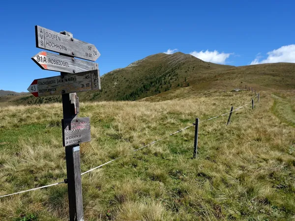 Aufstieg zum Gipfel Golfen hinten in Bildmitte