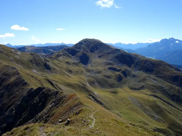 Gipfel Hochhorn Blick Richtung OSO Bildmitte Toblacher Pfannhorn