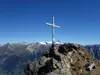 Gipfelkreuz Großer Zunig mit dem Großglockner im Hintegrund