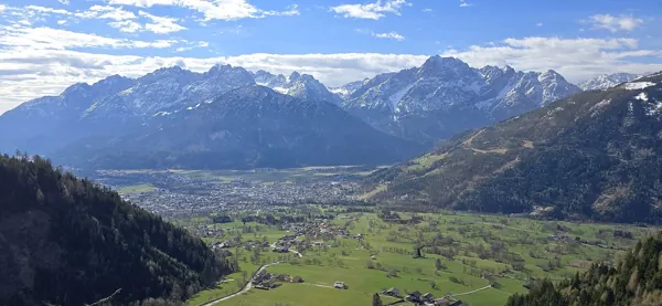 beim Helenenkirchl Blick Richtung Süden unten Lienz hinten diie Lienzer Dolomiten