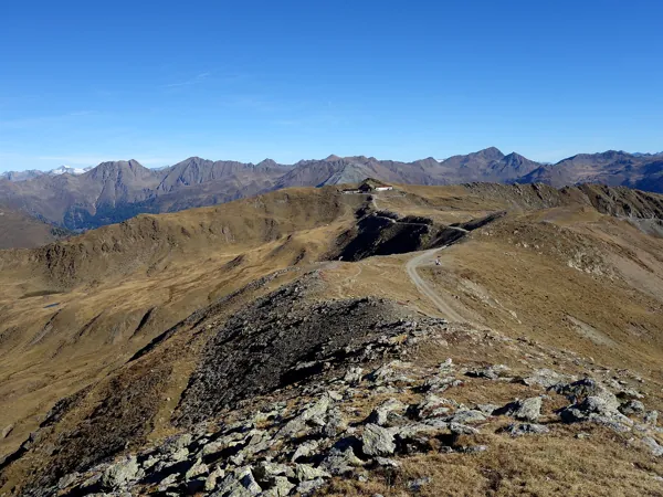 Gipfel Strickberg Blick Richtung Norden Bildmitte Gipfel Marchkinkele mit Marchhütte