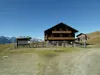 Glocknerblickhütte hinten mittelinks der Großglockner