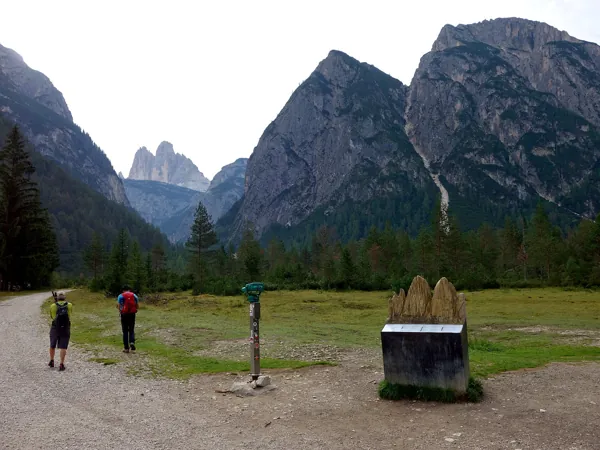 Aufstieg zum Gipfel Monte Piano hinten links die Drei Zinnen