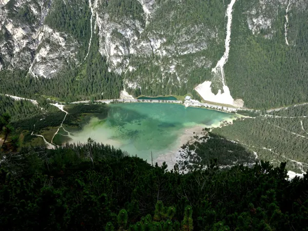 Aufstieg zum Gipfel Monte Piano ueber Pionierweg Blick zum Duerrensee
