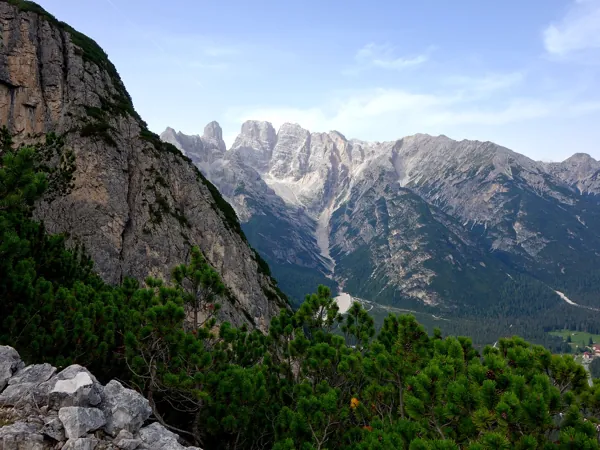 Aufstieg zum Gipfel Monte Piano ueber Pionierweg Blick zum Cristallo Massiv