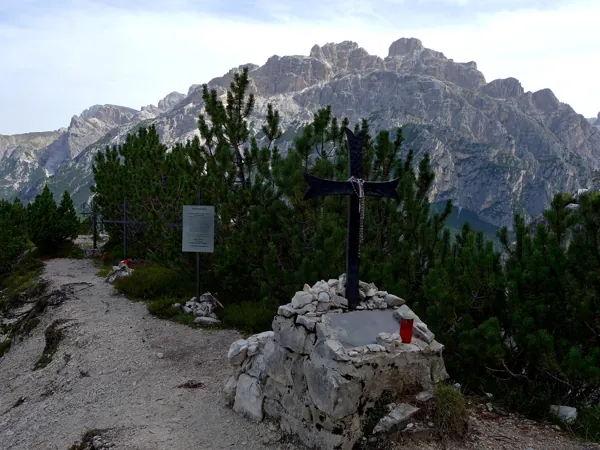 Aufstieg zum Gipfel Monte Piano ueber Pionierweg bei Soldatenfriedhof