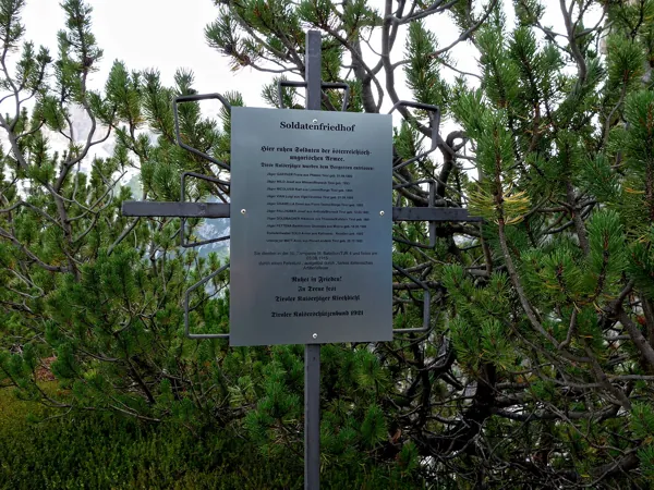 Aufstieg zum Gipfel Monte Piano ueber Pionierweg bei Soldatenfriedhof