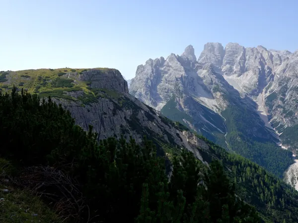 Aufstieg zum Gipfel Monte Piano ueber Pionierweg Blick Richtung rechts Cristallo Massiv links Suedgipfel Monte Piana