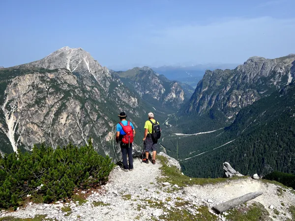 Aufstieg zum Gipfel Monte Piano ueber Pionierweg hinten links Duerrenstein