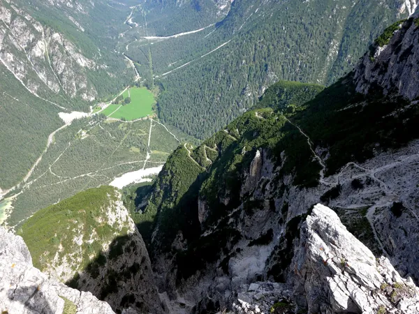 Aufstieg zum Gipfel Monte Piano ueber Pionierweg Tiefblick auf Aufstieg