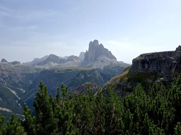 Gipfel Monte Piano Blick Richtung Osten hinten die Drei Zinnen