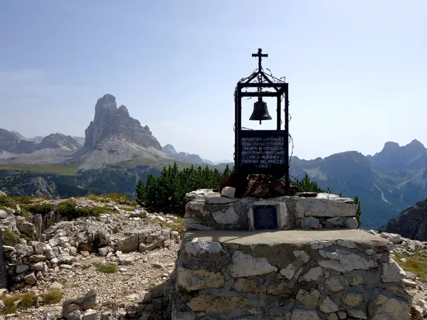 vom Monte Piano zum Suedgipfel Monte Piana bei Friedensglocke hinten links die Drei Zinnen
