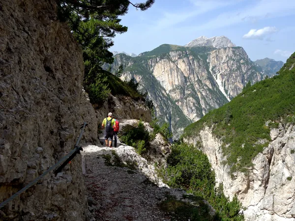 Abstieg ueber Touristensteig hinten rechts der Duerrenstein