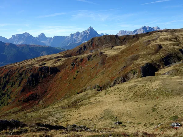 Aufstieg zur Parggenspitze vorne Bildmitte hinten die Sextner Dolomiten