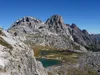 von der Drei Zinnen Hütte Aufstieg Richtung Paternkofel Blick Richtung Bödenseen links die Schusterplatte
