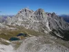 von der Drei Zinnen Hütte Aufstieg Richtung Paternkofel über Klettersteig Blick Richtung links Schusterplatte unten Bödenseen
