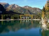 um den Pragser Wildsee Blick zum Hotel Pragser Wildsee