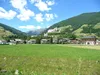 über den Radweg Richtung Arnbach hinten Burg Heinfels