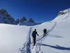 am Plateau Bodenalpe Mitte Dreizinnenhütte und dahinter die Drei Zinnen